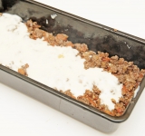 Листы для лазаньи опустите в кипящую подсоленную воду на 40 секунд. Вытащите и положите отдельно друг от друга.  
В жаропрочную форму выкладываем слоями сначала листы лазаньи, затем фарш, соус «Бешамель». Затем снова листы лазаньи, затем бекон, снова фарш и соус «Бешамель» (повторите это дважды»).  
Сверху выложите листы лазаньи и полейте сверху соусом «Бешамель».  
Поставьте в духовку на 20 минут. Затем достаньте посыпьте сверху тертый сыром и верните в духовку на 10 минут.  
Приятного аппетита!	