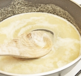 Отдельно в сковороде растопите на умеренно среднем огне 2 ст.л. сливочного масла. Когда масло растопится, добавьте 1,5 ст.л. муки и перемешайте. Готовьте около 1 минуты на слабом огне, помешивая. Мука не должна подгореть!!!  
Затем добавьте горячее (!!!) молоко, соль, перец, мускатный орех и готовьте на слабом огне, помешивая, до загустения соуса (около 3 минут). Получился соус «Бешамель».	