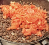 Добавьте их вместе с томатной пастой к фаршу и готовьте 5 минут на умеренно среднем огне.	