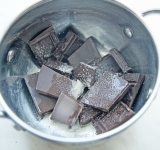 Растопите шоколад с 1 ст.л. молока, коньяком и ванильным сахаром.	