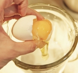 В блендере измельчите яйца, молоко, воду и соль на средней скорости в течении 1 минуты.
Затем добавьте растопленное сливочное масло и просеянную муку. Включите на максимальную скорость на 1 минуты.
Полученную смесь накройте и уберите на 2 часа в холодильник.