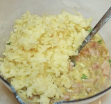 Картофель очистите и натрите на крупной терке. Тщательно выжмите руками картофель, чтобы из него вышла лишняя жидкость.	