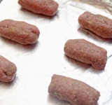 Из массы сформируйте колбаски и выложите на противень с фольгой. Поставьте под гриль примерно на 12-15 минут (за это время надо переворачивать на разные стороны).  
Приятного аппетита!	