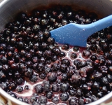 Все ингредиенты поместите в кастрюлю, перемешайте, доведите до кипения, уменьшите огонь до минимума и готовьте 5 минут.  
Варенье готово.  
Приятного аппетита!	