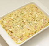 Картофель добавьте в общую смесь и перемешайте. Переложите все в жаропрочную емкость. Разровняйте верхушку и сверху положите маленькие кусочки сливочного масла (всего около 1 ч.л.). Поставьте в духовку на 30 минут. Гратен подрумянится и затвердеет.  
Приятного аппетита!	