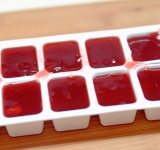 Полученный сок вылейте в кастрюлю и поставьте на слабый огонь, готовьте около 20 минут до загустевания массы.  
Затем перелейте желе в формочки или в банки.  
Приятного аппетита!	