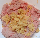 Получившуюся смесь смешайте с фаршем и тщательно перемешайте.	