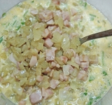 В полученную смесь добавьте обжаренную ветчину с луком и перемешайте.	