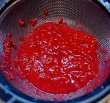 Красную смородину измельчите. Затем пропустите через сито.	