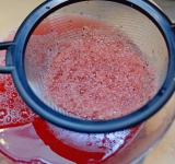 Процедите массу, жмых выбросите. К жидкости добавьте лимонную кислоту и отложенный сок. Морс готов.  
Подавайте в холодном виде. Приятного аппетита!	