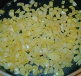 Лук очистите и мелко нарежьте, обжарьте на сковороде на умеренно среднем огне в течении 3-4 минут.	