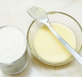 Затем из полученной смеси пожарьте блины.
Первый блин жарьте на масле, остальные на сухой сковороде.
Налейте немного теста на разогретую сковороду с маслом (для первого блина), быстро раскатайте тесто по всей сковороде, готовьте на умеренно среднем огне около 1 минуты. Затем переверните блин на другую сторону и готовьте еще примерно 1 минуту.
Приятного аппетита!