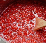 В кастрюлю залейте воду, добавьте красную смородину с сахаром и поставьте на плиту. Доведите до кипения, убавьте огонь до минимума и готовьте около 7-10 минут. Ягоды должны размякнуть.	