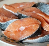 Рыбку режем на порционные кусочки, складываем в миску, обрызгиваем лимонным соком, солим. Можно еще посыпать молотым черным перцем. Оставляем рыбу помариноваться.	