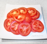 Кружочками нарезаем помидоры (если у вас мало помидор- режем кубичками, чтобы получилось побольше)	