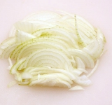 Лук чистим и нарезаем полукольцами.	