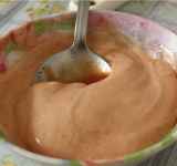 В мисочке смешиваем кетчуп и майонез, добавляем лук и хорошенько перемешиваем.	