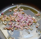 Лук мелко порежьте и обжарьте на сковороде/кастрюле со сливочным маслом на умеренно слабом огне в течении 4 минут.