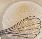 Теперь перейдем к самому десерту. Яйца слегка взбейте с сахаром, добавьте молоко с кокосовой стружкой и хорошо перемешайте.	