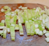 Цукини очистите теркой от кожуры (слегка потрите, чтобы снять верхнюю жесткую кожицу) и нарежьте на средние кусочки.