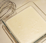 Перелейте получившуюся смесь на карамель.	