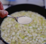 Доведите до кипения и добавьте манку. Перемешайте, накройте крышкой (оставьте небольшое открытое пространство) и варите 25 минут.