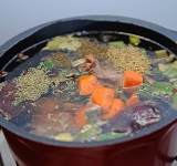 Достаньте противень, мясо с овощами выложите в большую кастрюлю. В противне должны остаться соки мяса и овощей, добавьте на противень немного воды и постарайтесь смешать воду с этими соками, вылейте получившееся в кастрюлю с мясом и овощами. Залейте 3 л воды.
Специи лучше взять свежие (по несколько листиков тимьяна, петрушки и розмарина). Выложите их на несколько слоев марли, добавьте лавровый лист и перевяжите. Добавьте в кастрюлю вместе с черным перцем горошком.
Доведите до кипения, убавьте огонь до минимума и готовьте 2,5 часа. Если будет образовываться пенка, то ее надо будет снять.
Затем вытащите с помощью шумовки овощи, поперчите и посолите и готовьте еще 30 минут.
В конце вытащите мясо, бульон несколько раз процедите. Добавьте соль и перец при необходимости.
Поздравляю, у вас готов вкуснейший говяжий бульон.
Если вам нужен светлый говяжий бульон, то шаг с духовкой надо пропустить.
Приятного аппетита!