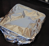 Жаропрочную емкость накройте фольгой, поставьте на противень с теплой водой и поставьте на 30 минут в духовку.  
Затем вытащите десерт из духовки и оставьте остывать минут 30-40.  
Приятного аппетита!	