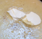 Налейте обратно в сковороду/кастрюлю, доведите до кипения и добавьте сметану, перемешайте, посолите, поперчите и подавайте к столу.
Приятного аппетита!