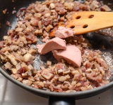 Добавьте к грибам паштет, перемешайте и готовьте еще 1-2 минуты.