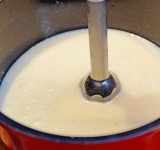 Когда овощи будут готовы, измельчите их с помощью блендера и смешайте с картофелем. Верните полученную массу в кастрюлю и поставьте на слабый огонь, посолите и поперчите при необходимости и доведите до кипения.  
Суп готов. Приятного аппетита!	