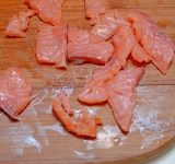 Рыбу (если она не порезана) порежьте на небольшие кусочки.