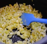 Лук порей порежьте на небольшие кусочки, обжарьте на сковороде/сотейнике на сливочном масле на среднем огне в течении 3 минут. В это время порежьте сельдерей на небольшие кусочки и добавьте к луку, обжарьте вместе с луком еще 2-3 минуты.	