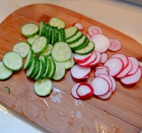 Порежьте овощи на не толстые кружки.