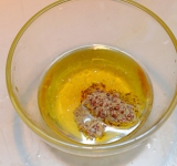 Смешайте все ингредиенты для соуса и заправьте овощи.