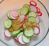 Выложите заправленные овощи на тарелку, сверху выложите картофель и рыбку.
Наслаждайтесь этим чудесным салатом!