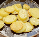 Картошку порежьте также на кружки и обжарьте на сковороде на сливочном масле на умеренно среднем огне до готовности. Обсушите картошку бумажными полотенцами от лишнего жира.