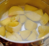 В это время очистите картофель, порежьте на средних размеров кусочки и закиньте в кипящую подсоленную воду и готовьте, пока картофель не станет мягким. Затем слейте воду, разомните картофель и добавьте горячего молока, перемешайте.	