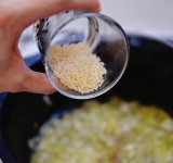 Добавьте в сковороду/сотейник горячий бульон и рис, посолите, поперчите и готовьте на слабом огне под крышкой 20 минут.	