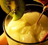 Бокалы нужно заполнить льдом на половину, а сверху аккуратно налить коктейль. Украсить кусочком киви и подать на стол!