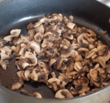 Нарежьте грибы на тоненькие пластинки, мелко порубите укроп и натрите сыр на терке. 
Разогрейте сковороду с маслом и обжарьте грибы, помешивая, около пяти минут.	