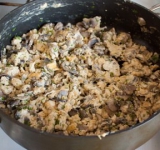 В сковородку к грибам разбейте яйца, посолите и поперчите на ваш вкус. Жарьте минуты три, постоянно помешивая. 
Через три минуты добавьте в сковородку к грибам зелень и сыр. Тщательно перемешайте и снимите с огня.	