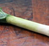 Для начала нагрейте в большой кастрюле оливковое масло. Мелко нарежьте лук и потушите его на масле. Когда лук размякнет, — налейте три стакана воды, добавьте лавровый листок и доведите смесь до кипения. 
Убавьте огонь.	