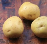 Очистите картошку и нарежьте ее на бруски. Добавьте картофель в кастрюлю. Накройте кастрюлю крышкой и варите до готовности картошки. Нарежьте лосось на маленькие порционные кусочки и добавьте рыбу в суп. Варите около пяти минут, а потом добавьте сливки и тщательно перемешайте.	