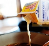 Поставьте суп на умеренный огонь и влейте сливки и оливковое масло и варите, пока суп не загустеет.	