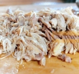 Для того, чтобы приготовить этот суп, сначала вымойте куриную грудку, потом отварите ее в подсоленной воде (после первого закипания- слейте воду, варите вторичный бульон). Выньте куриное мясо и разделите его на крупные волокна, а бульон уберите в сторону.	