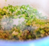 Вымойте и мелко порубите зеленый лук, сельдерей и перец. Разогрейте сковородку на среднем огне и потушите в молоке нарезанные овощи.	