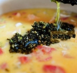 Отварите пасту до полной готовности, по инструкции на упаковке. Переложите пасту и курицу в бульон. Положите в кастрюлю с бульоном обжаренные овощи. Вымойте помидоры и нарежьте их на крупные кубики, -добавьте их в бульон.	