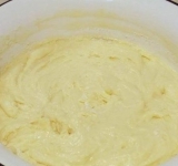 Теперь в миску с сахарным маслом добавляем яйцо и сметану. Натрите цедру половинки лимона. Выдавите сок с половины лимона Насыпьте на сок соды, она вспенится. Тщательно все перемешиваем. 
Добавьте муку, снова хорошо перемешайте и поставьте тесто на час в холодильник.	