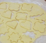 Когда пройдет время- достаньте тесто. Хорошо раскатайте и начинайте вырезать фигурка. Конечно, проще всего делать это при помощи специальных формочек, но если у вас их нет- можно воспользоваться ножом. 
Если во время готовки печенья тесто будет прилипать к рукам- насыпьте еще муки.	